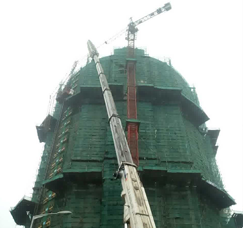 泸州市吊车在工地上作业